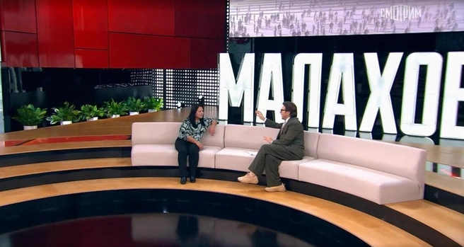 Материалы завели нас в этом году к Андрею Малахову. На фото он и ведущий корреспондент 161.RU Сабина Бондарь | Источник: программа «Малахов» / Smotrim.ru