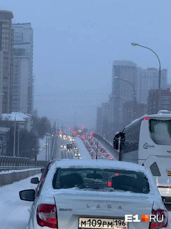 Только посмотрите на эту пробку на Московской | Источник: читатель E1.RU