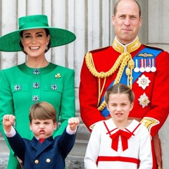 Принц Луи снова всех рассмешил, а принцесса Шарлотта повторила образ матери: Кейт Миддлтон с детьми на рождественском обеде