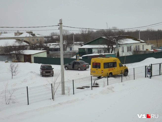 Именно на месте калитки стояли огромные ворота, а перед ними разливалась гигантская лужа | Источник: Денис Паустовский / V1.RU