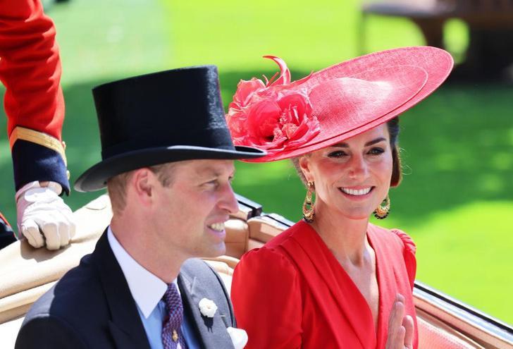 Он делает ее счастливой: 30 снимков, доказывающих нежные чувства Кейт Миддлтон и принца Уильяма