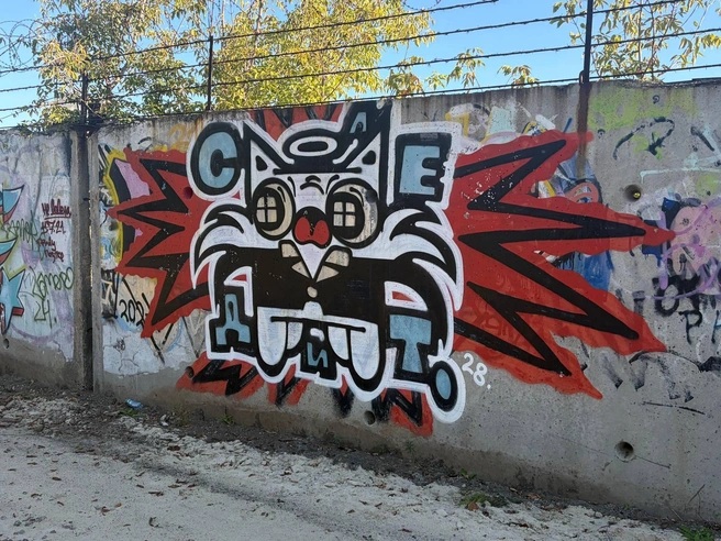 А с другой — бетонная стена с граффити | Источник: 72.RU