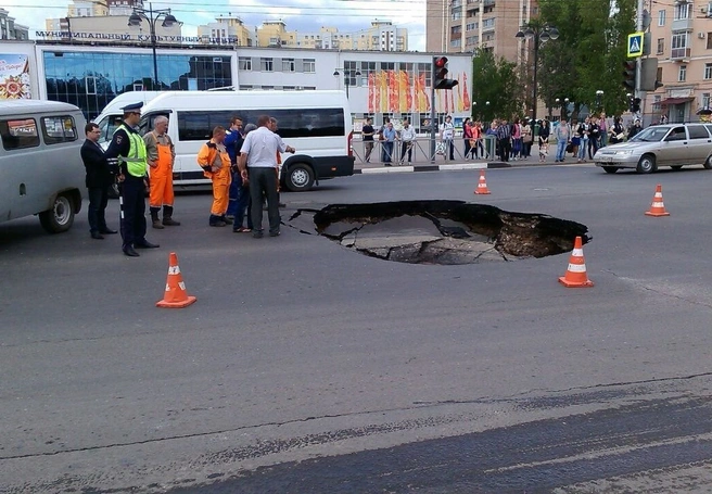 На площади Победы в Рязани провалился асфальт (видео) | ya62.ru