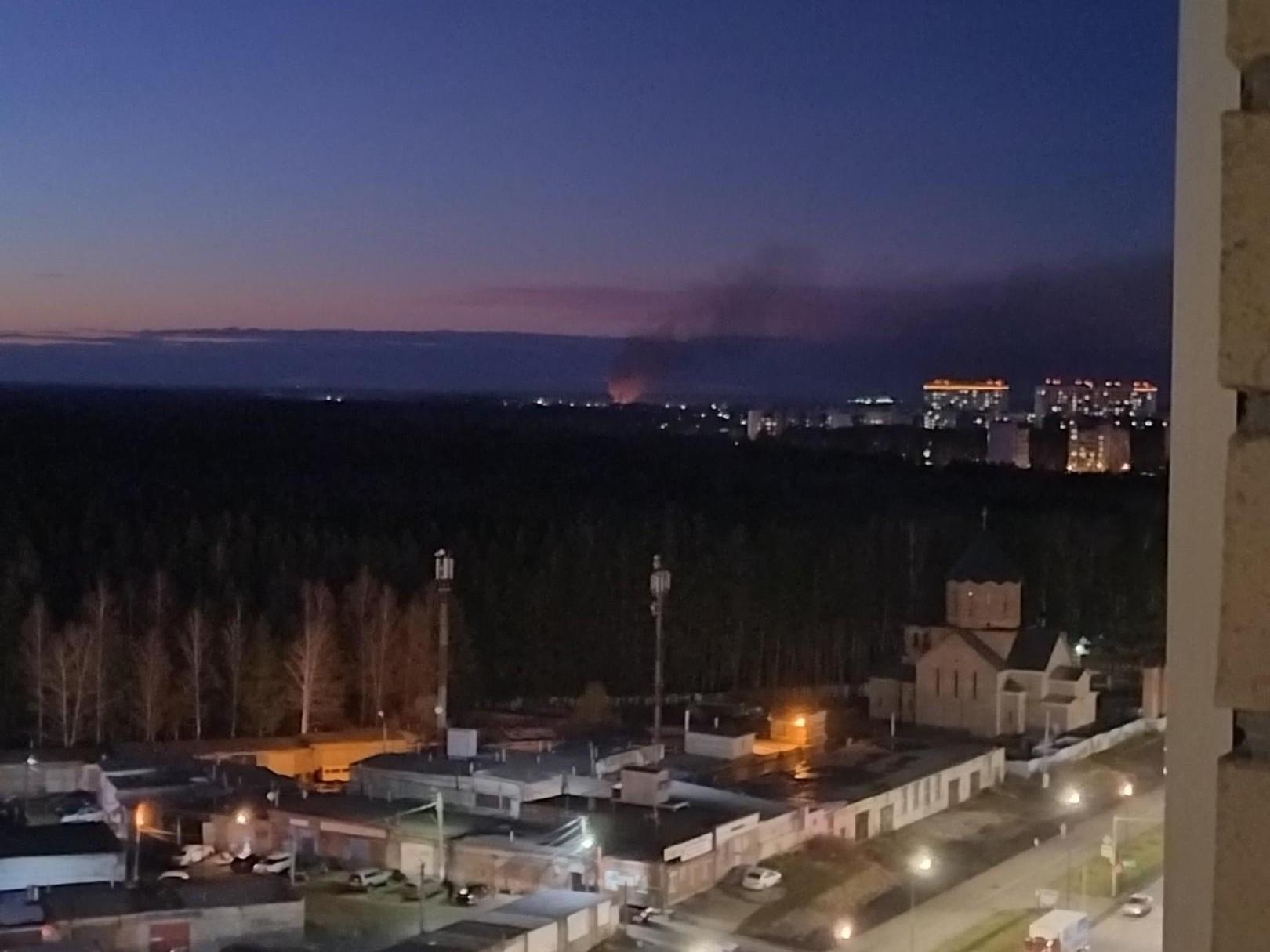 В поселке под Челябинском — сильный пожар. Дым видно из города