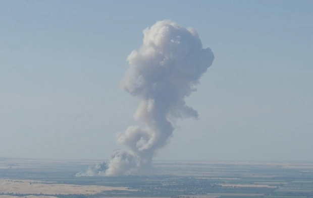 После взрыва в небе заметили огромный столб дыма | Источник: Cbsnews.com