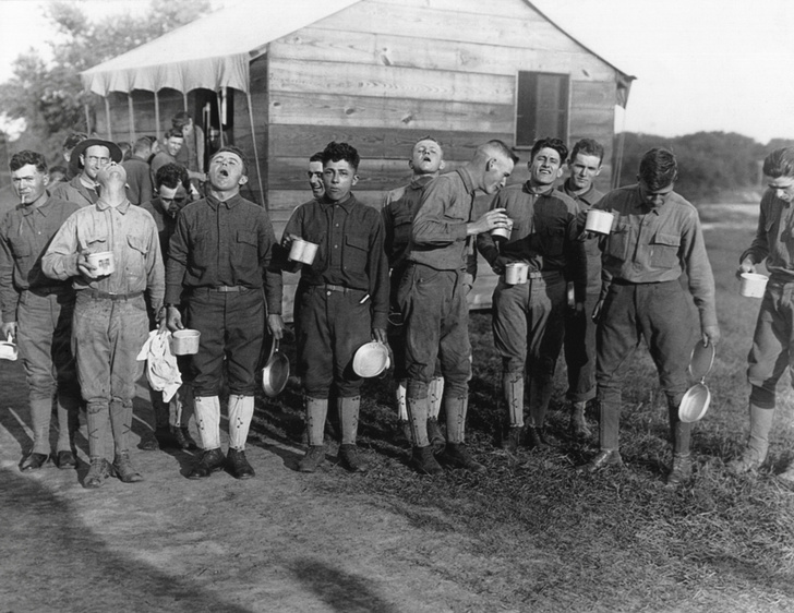 Солдаты Форта Дикс, что в Нью-Джерси, полощут горло соляным раствором. Сентябрь 1918 года. Фото: Shutterstock