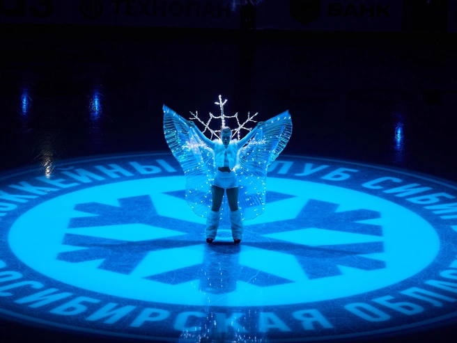 Перед игрой для зрителей устроили ледовое шоу. | Источник: Александр Ощепков / NGS.RU