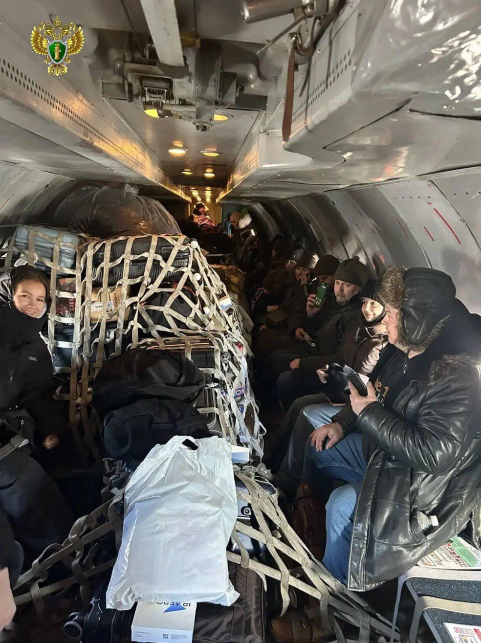 Пассажиров рейса Иркутск — Мама везли на грузовом самолете | Источник: «Восточно-Сибирская транспортная прокуратура» / Telegram