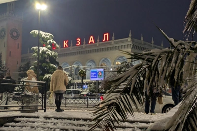 Снегопад парализовал железную дорогу под Сочи