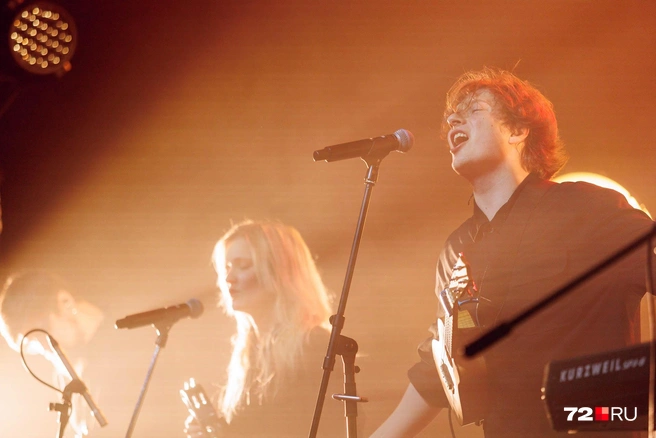 Безусловно, одна из главных фишек «Бонда» — надрывистый вокал и манера исполнения вокалиста | Источник: Ирина Шарова / 72.RU