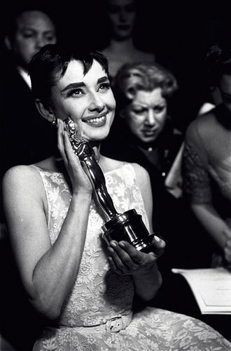 Одри Хепберн получает "Оскар" за "Римские каникулы"