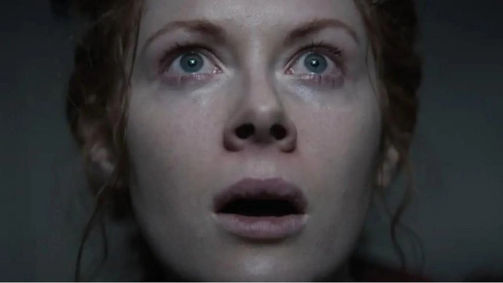 Эмили Бичем в главной роли одной из мигрантов | Источник: Кадр из сериала «1899»