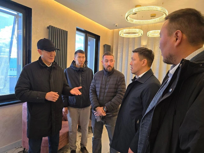 Министр строительства Якутии Виктор Романов на осмотре ЖК «Атмосфера», в середине стоит Юрий Членов | Источник: Атмосфера Якутск / t.me