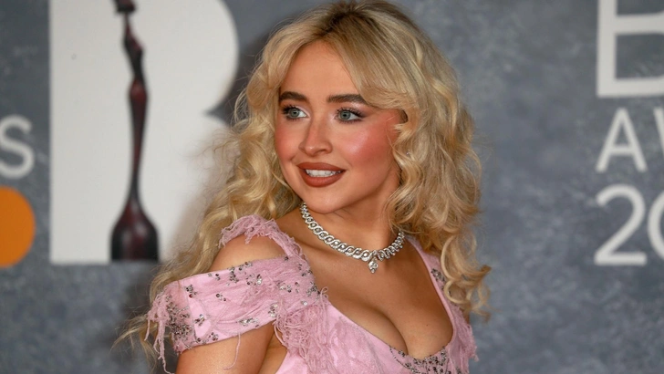 Сабрина Карпентер на премии The BRIT Awards 2025 | Источник: Shutterstock/Fotodom.ru