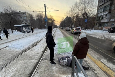 Пенсионерка упала на обледенелом переходе в Челябинске