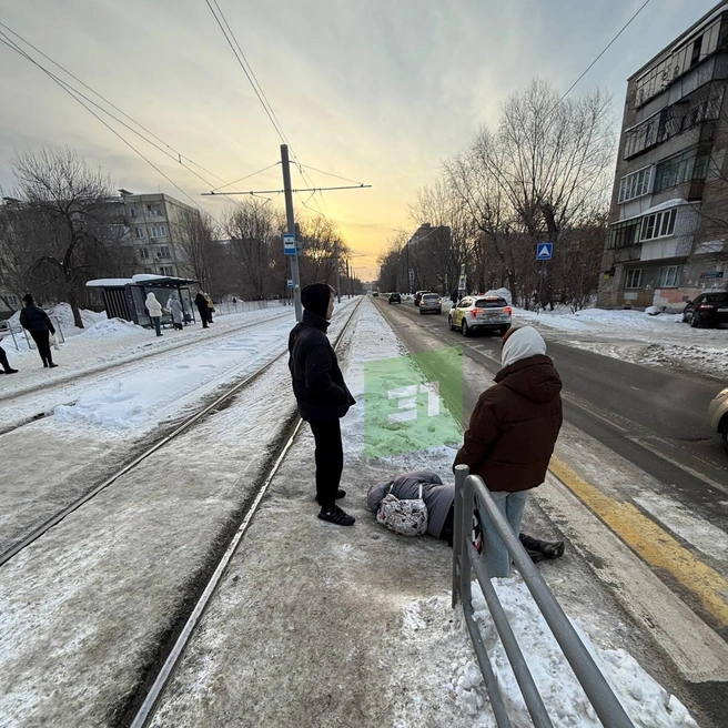 Пенсионерка хотела перейти дорогу, но упала, чудом не попав под колеса | Источник: 31 канал