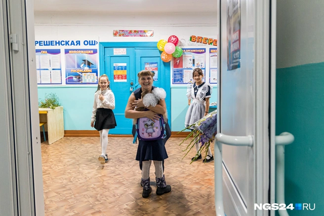 Первоклассница бежала в объятия  | Источник: Мария Ленц / NGS24.RU
