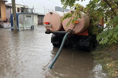 Коммунальщики Астрахани откачивают воду после дождя