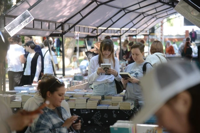 Стартовал «Белый июнь»: книжная ярмарка в Петровском парке