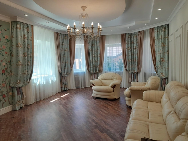 Карниз, смонтированный у самого потолка, зрительно приподнимает пространство, наполняя его воздухом | Источник: «Галерея Арт»