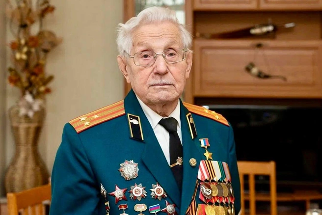 В 2008 году Путин вручил ветерану медаль «Золотая звезда» | Источник: agproshunin /t.me