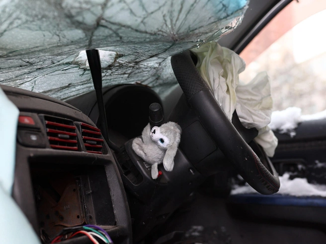 Внутри автомобилей видны личные вещи | Источник: Александр Ощепков / NGS.RU