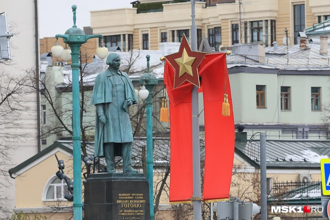 Украшения появились у Гоголевского бульвара и… | Источник: Артем Устюжанин / MSK1.RU