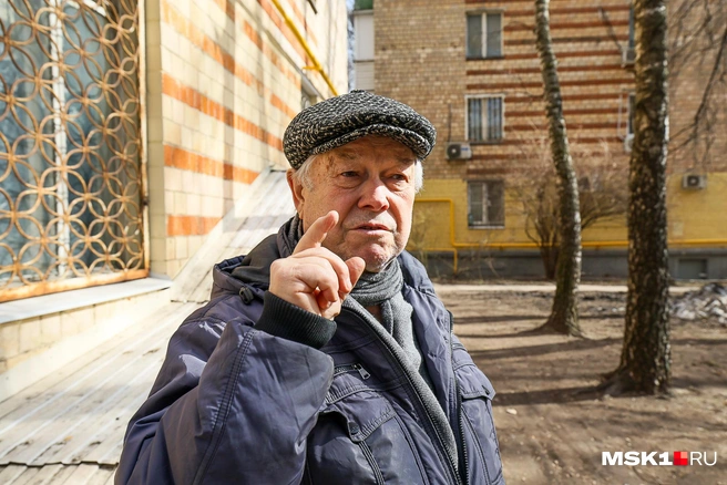 Местный житель Валерий считает, что кухни и ванны в хрущевках можно было бы сделать пошире | Источник: Артем Устюжанин / MSK1.RU