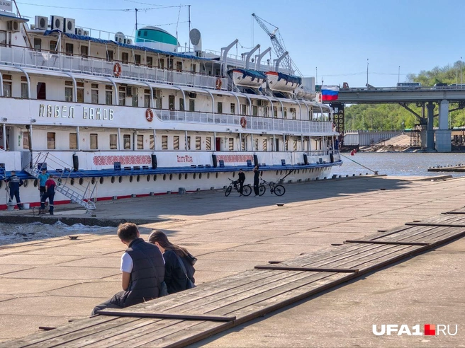 Уфимцы пришли посмотреть на массивный корабль | Источник: Булат Салихов / UFA1.RU