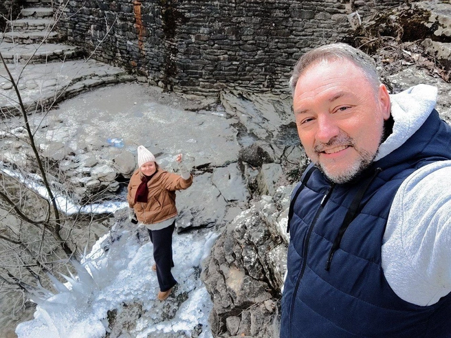 Александр с женой у водопадов Жане в Геленджике  | Источник: ПутЁвые. Путешествуем! / T.me