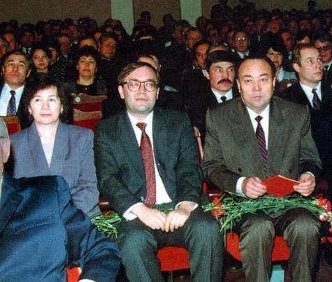 Муртаза Рахимов с сыном и женой | Источник: История Уфы и Башкортостана | Ваши фотографии / Vk.com
