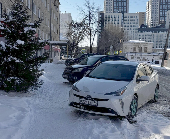 Именно поэтому базовым способом парковки является параллельная (если нет специальных знаков). Стоящие «елочкой» мешают и машинам, и проходу | Источник: читатель 74.RU