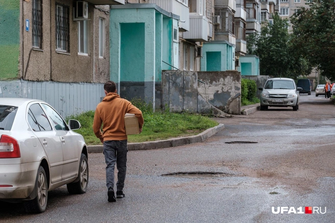 Что-то несут в картонной коробке | Источник: Булат Салихов / UFA1.RU