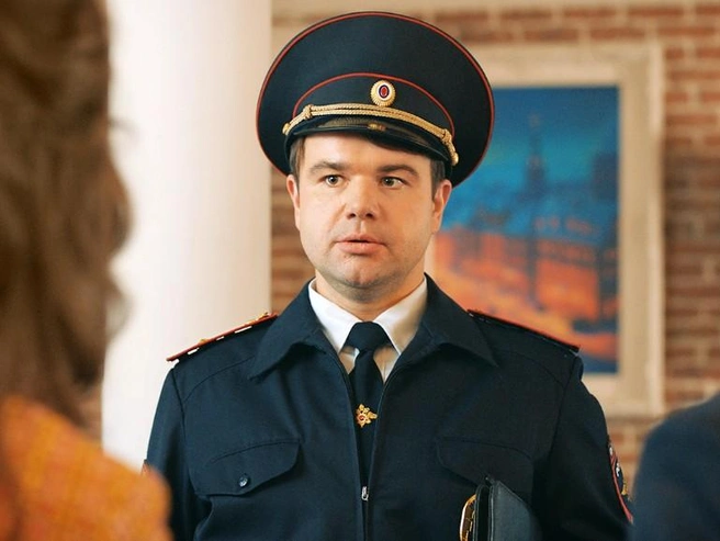 От добряка Полежайкина до громких обвинений в насилии — поворот, который явно не ждали поклонники актера | Источник: кадр из телесериала «Папины дочки. Новые» (12+), телеканал СТС