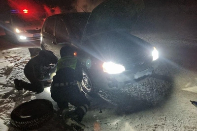 Yugra Traffic Police Rescue Freezing Shift Worker