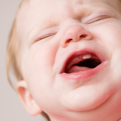Как помочь малышу, когда режутся зубы и поднимается температура