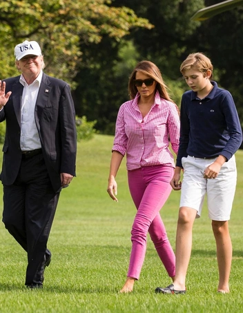 Мелания Трамп, Дональд Трамп и Бэррон Трамп в период первого президентского срока, 2017 год