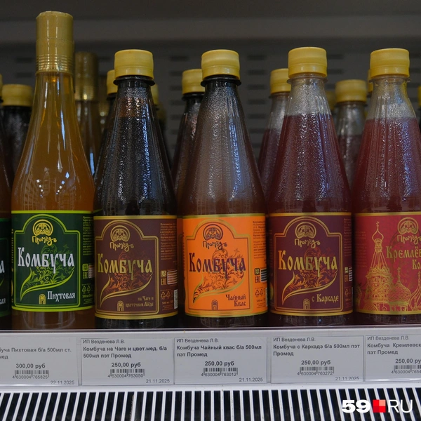 Комбучу продают в пластиковых и стеклянных бутылках | Источник: Тимофей Калмаков / 59.RU