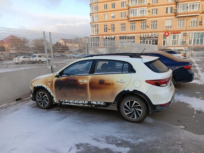 В результате пожара пострадал и соседний автомобиль | Источник: читатели V1.RU
