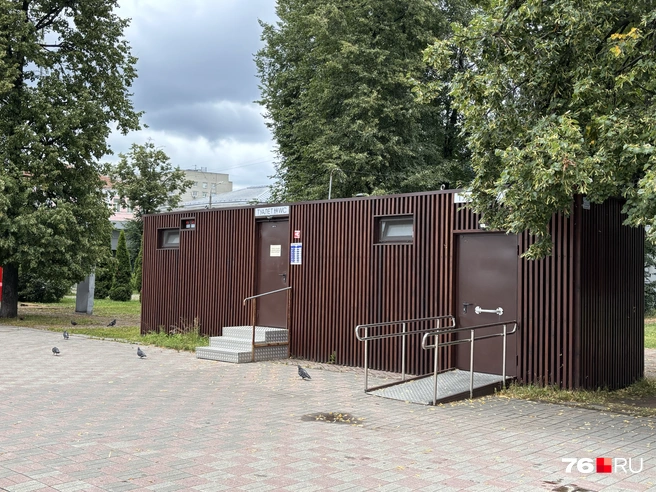 Общественный туалет на площади Юности имеет отдельный вход для инвалидов  | Источник: Софья Ларичева / 76.RU 