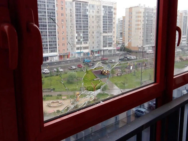 Сильно поврежденное стекло на балконе жителя | Источник: читатель 74.RU