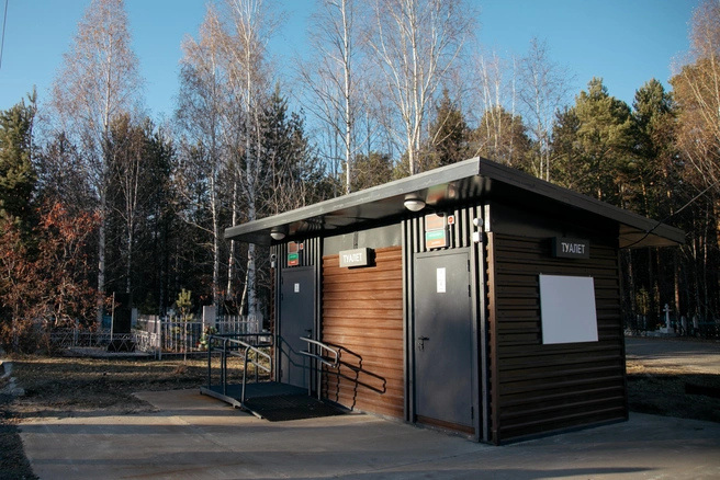 На территории Чернореченского кладбища установили туалеты | Источник: администрация Сургута