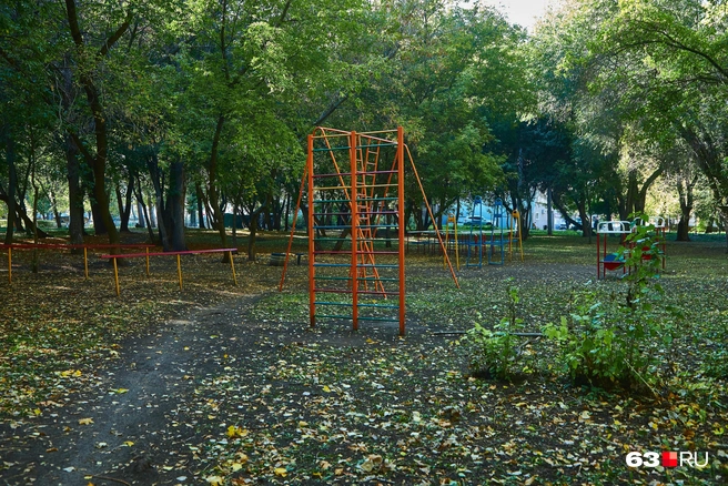 Жаль, что нет прорезиненного покрытия, но мы-то нашли ностальгию, а не безопасность | Источник: Роман Данилкин / 63.RU