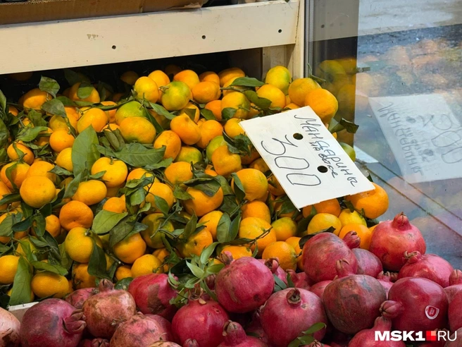 На рынке в большой куче много плодов с зеленоватой корочкой | Источник: Артем Устюжанин / MSK1.RU