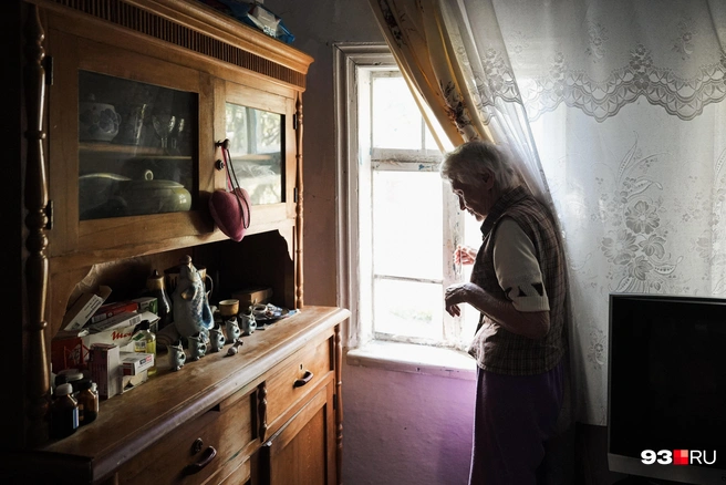 Любовь Яковлевна показывает дыру между стеной и полом | Источник: Дарья Паращенко / 93.RU