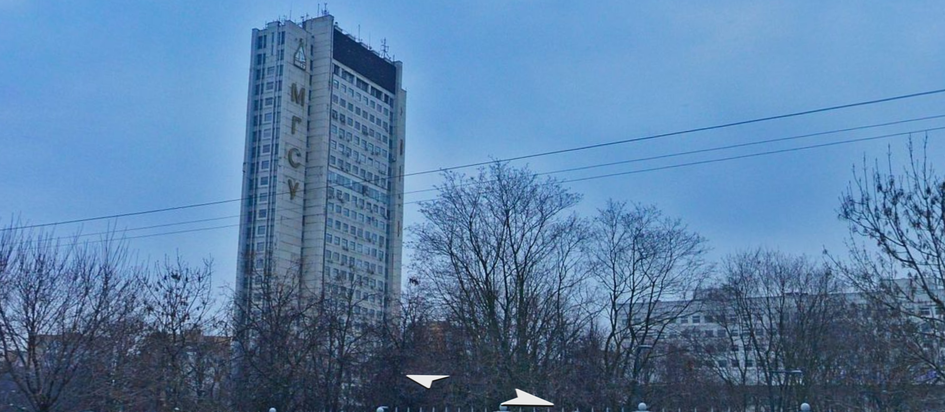 Уже не в первый раз. Студентов строительного университета эвакуировали после анонимного звонка