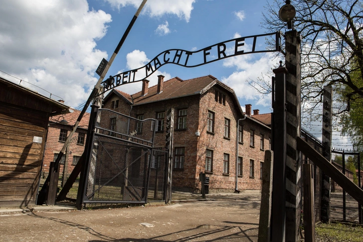 Надпись на центральных воротах Освенцима I «Arbeit macht Frei» («Труд освобождает»). Так назывался роман немецкого националиста Лоренца Дифенбаха, опубликованный в 1872 году | Источник: Shutterstock/Fotodom.ru