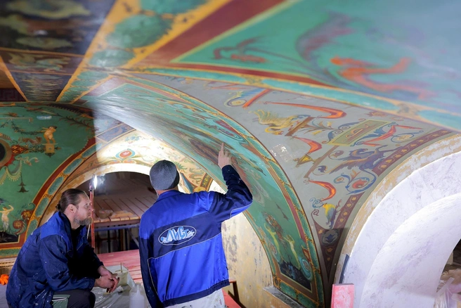 Процесс реставрации живописи только начинается | Источник: Дарья Драй / «Фонтанка.ру»