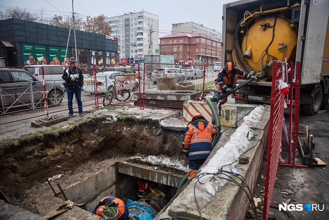 При этом запускали воду на участках поочередно: последним был тот, что на улице Федосеева | Источник: Александр Ощепков / NGS.RU