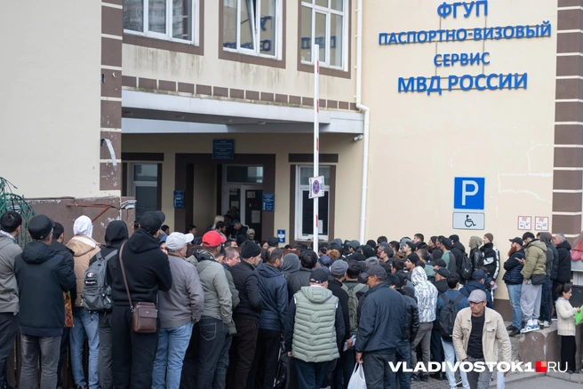 Одна из причин, по которой мигранты обращаются за помощью к посредникам, — огромные очереди в миграционных центрах | Источник: Елена Буйвол / VLADIVOSTOK1.RU
